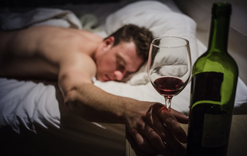 De ce nu este bine să bei alcool înainte de culcare