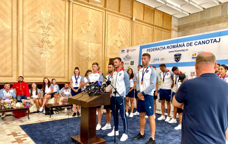 Niciun oficial al Ministerului Sportului nu i-a așteptat la aeroport pe canotorii care au adus 8 medalii. „Le urăm vacanţă plăcută în continuare”