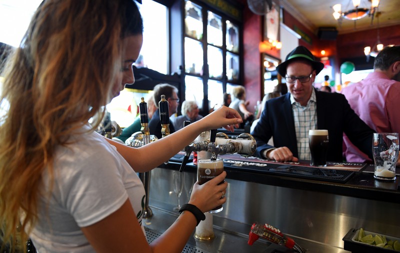 Barurile din Irlanda vând alcool în Vinerea Mare pentru prima dată în ultimii 100 de ani