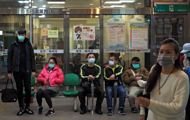Chinezi posibil infectați cu coronavirus, trimiși acasă de la spital! Sistemul de sănătate din China e în colaps, nu mai sunt medicamente și nici teste