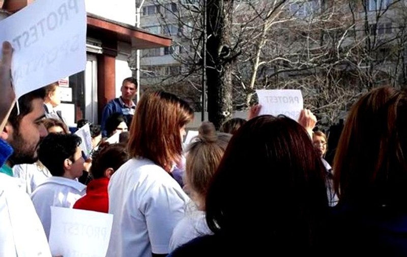 Protest spontan la Spitalul Fundeni din Capitală. Medicii și asistenții medicali susțin că veniturile le vor scădea o dată cu aplicarea noii legi salariale