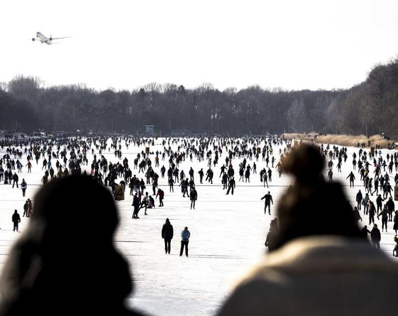 VIDEO | Aglomerație pe canalele olandeze: sute de oameni au ieșit să patineze