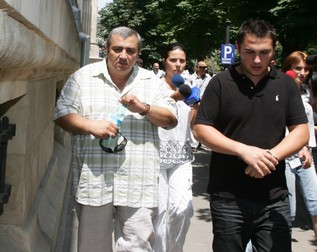 Vasile Fierbântu, stânga, zis Sile Pietroi sau “Măcelarul din Glina”