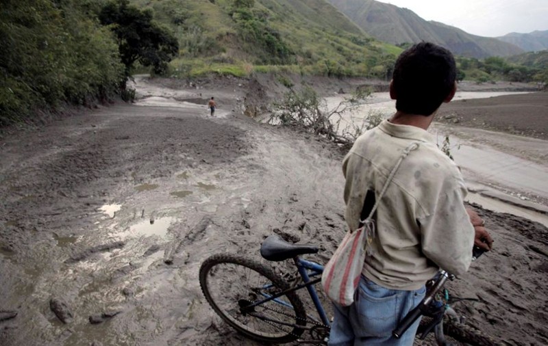 Şase persoane şi-au pierdut viaţa şi alte 16 rămân dispărute, după ce o ambarcaţiune s-a scufundat într-un lac din Columbia