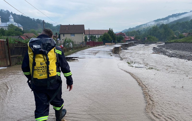 Cod roșu de ploi torențiale în sud-vestul țării, în zonele afectate deja de inundații. Alerte de vreme rea în jumătate de țară