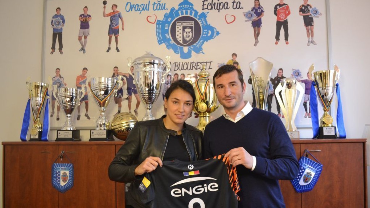 Handbalista Cristina Neagu, prezentând tricoul cu numărul 8 pe care îl va purta la CSM București, alături de Alin Petrache, directorul general interimar al clubului din Capitală. (FOTO: csmbucuresti.ro)