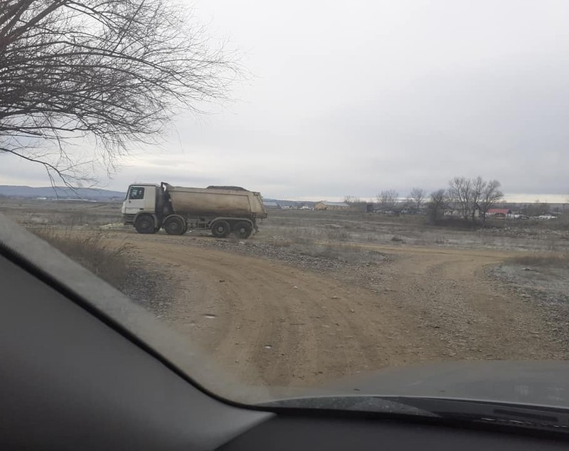 O firmă care a câștigat consolidarea unui pod în Suceava este aceeași care a fost filmată de localnici când ridica balast de sub pod