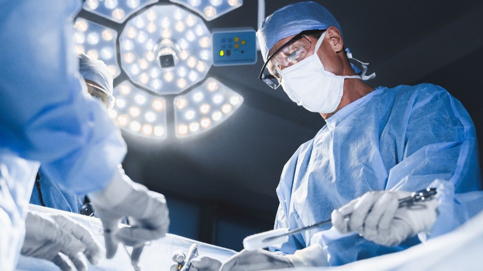 Doctori în timpul unei operații