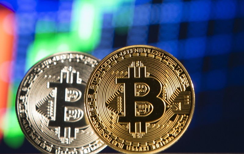 Prețul bitcoin atinge maximul tuturor timpurilor: Criptomoneda valorează acum peste 20.000 de dolari