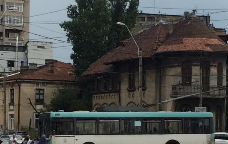 Troleibuz stricat, împins de bucureșteni. Este al doilea incident de acest fel din ultima săptămână