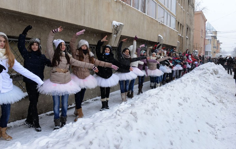 IMAGINEA ZILEI! Protest ÎN POANTE la -5 grade! Elevele de la "Floria Capsali" AU ÎNDURAT GERUL pentru SALVAREA liceului