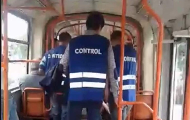 Motivul uimitor pentru care a fost amendat un șofer de autobuz. Ce au găsit controlorii în mijlocul de transport în comun