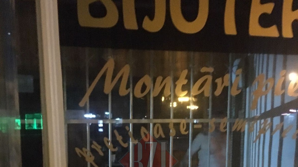 Un bărbat în pielea goală în vitrina unui magazin din Iași i-a oripilat pe locuitorii zonei. Ce a făcut Poliția