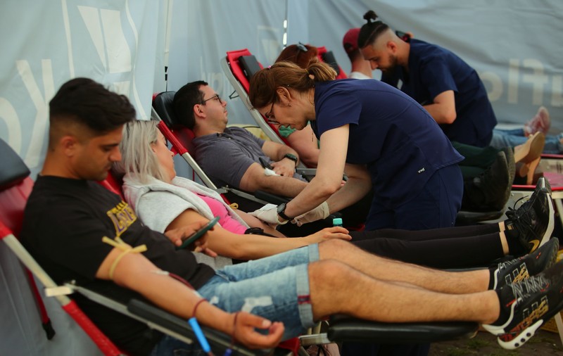 Reportaj. Sute de tineri au stat la coadă să doneze sânge, în Capitală, pentru bilete la Untold și Neversea
