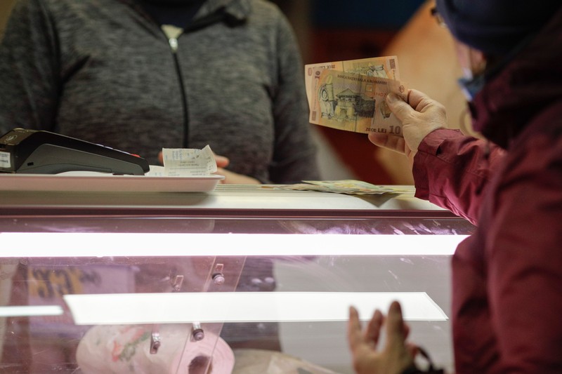 Creșterea ratei dobânzilor va duce la scăderea consumului. Foto: Inquam Photos / Octav Ganea