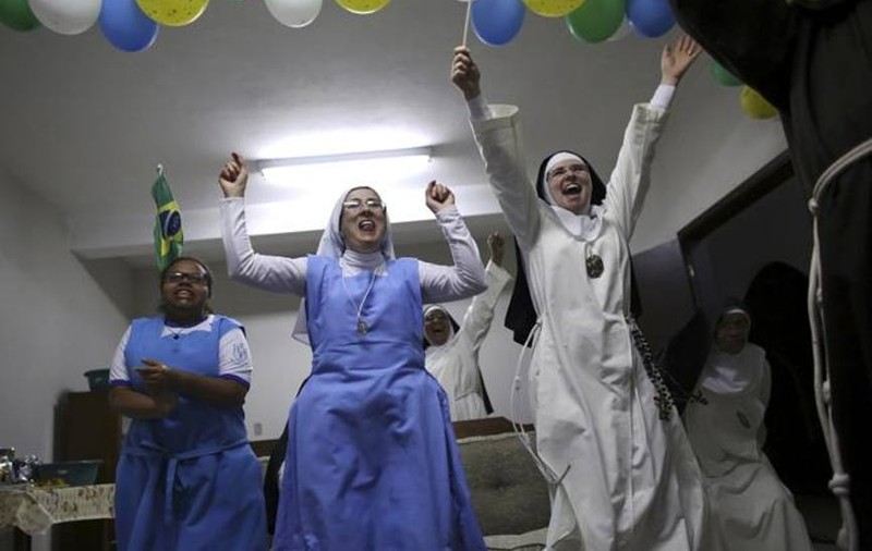 GALERIE FOTO / Călugărițele care urlă precum ultrașii pentru Brazilia!
