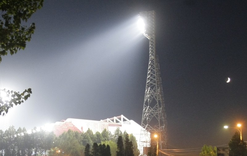 Un bărbat a vrut să se arunce de pe nocturna stadionului din cauza sărăciei 