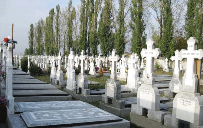 Rudele unui bărbat decedat, infectat cu COVID 19, s-au ales cu dosar penal după ce au desigilat sicriul