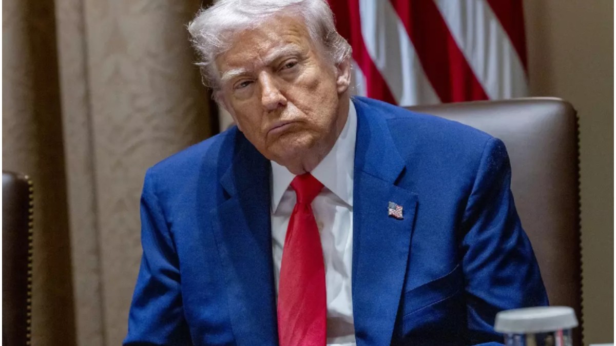 În imagine este ilustrat Donald Trump, îmbrăcat în sacou albastru, cămașă albă și cravată roșie
