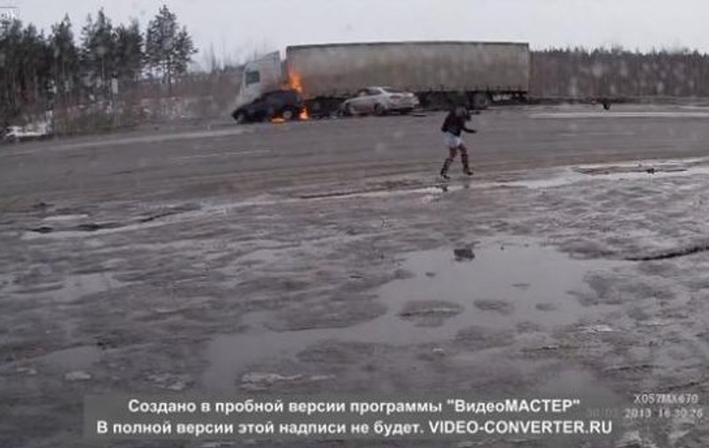 Un accident teribil soldat cu 3 morţi a fost filmat pe o autostradă din Rusia! | VIDEO ŞOCANT