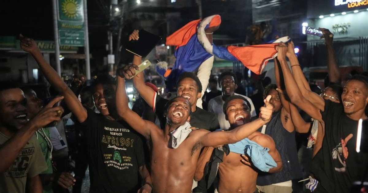Fanii sărbătoresc victoria Haiti asupra Nicaraguei și calificarea la Cupa Mondială FIFA 2026, în Port-au-Prince, Haiti, 18 noiembrie 2025