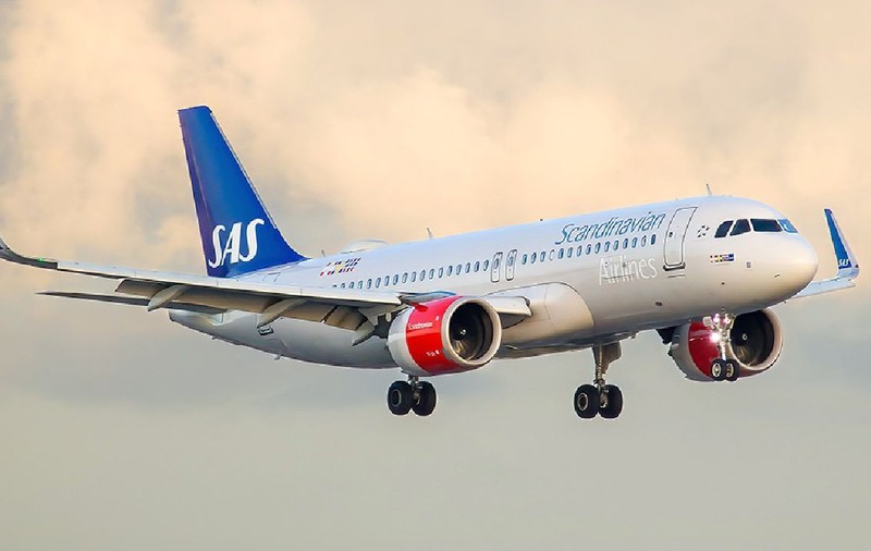 Un pasager a cerut despăgubiri după ce a fost pus lângă toaletă, în avion, deși rezervase un loc „Premium”: „Era coadă, au flatulat când luam masa”
