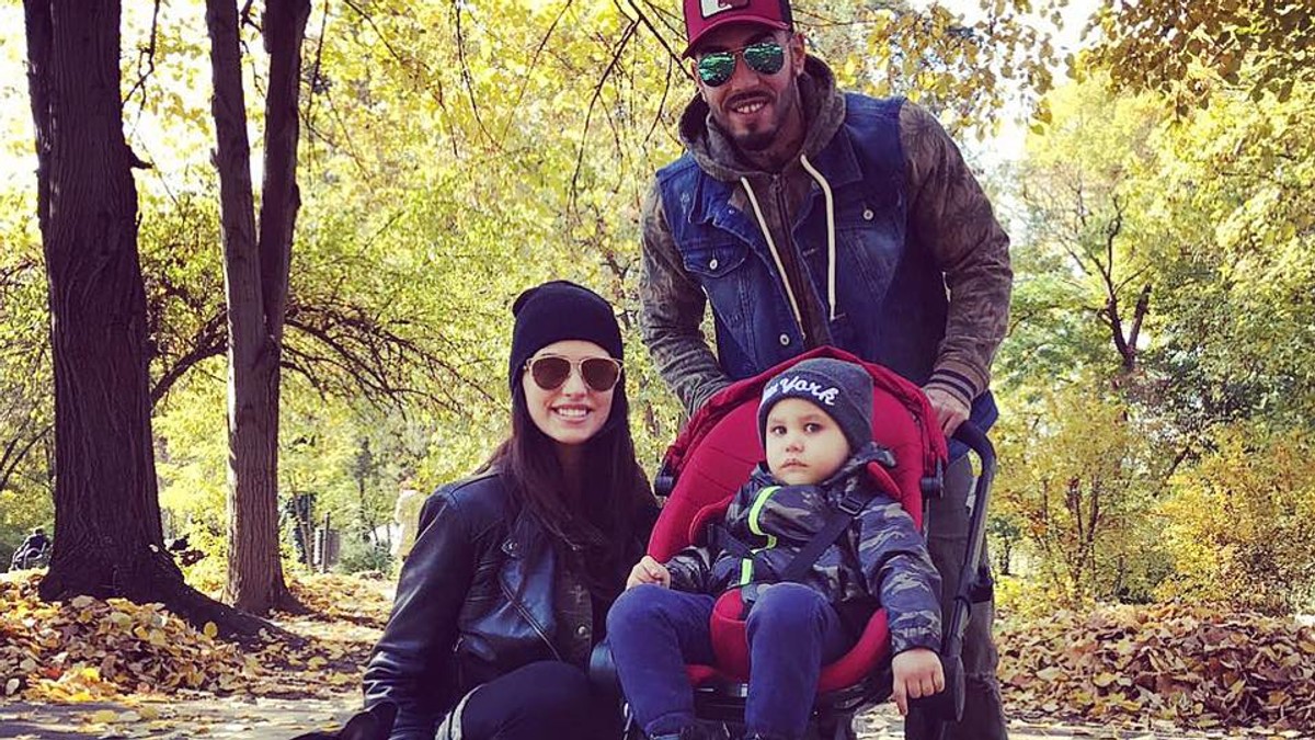Antonia și Alex Velea, în parc, împreună cu Dominic și cu patrupedul lor