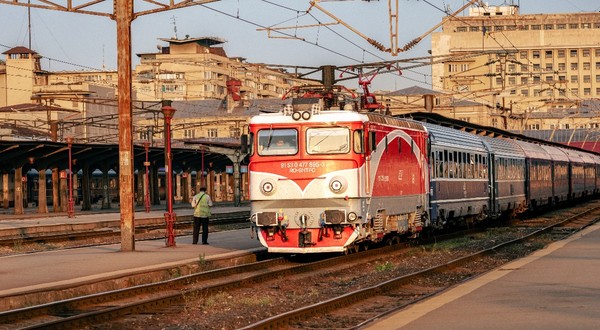 Studenţii din România pot beneficia de reduceri substanţiale la transportul feroviar în anul universitar 2026-2027.