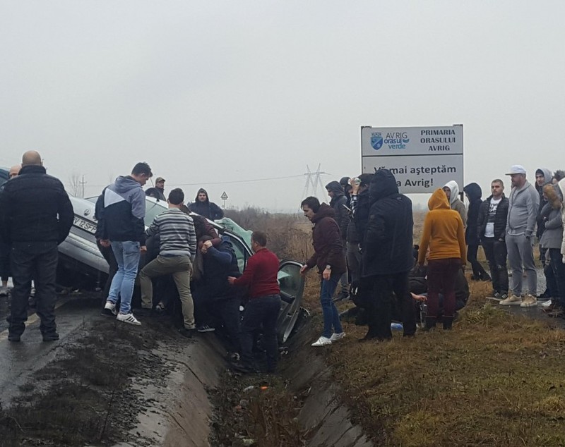 Peste 20 de oameni, implicați în accidente grave pe șosele. Patru copii au fost răniți