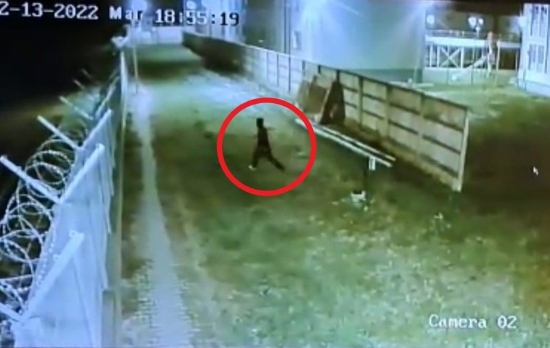 Momentul în care talibanul închis în centrul pentru migranți din județul Arad evadează. Polițiștii l-au căutat trei zile | VIDEO