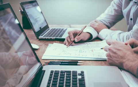 Ce salarii se câștigă în audit? Cât câștigă un manager versus un auditor