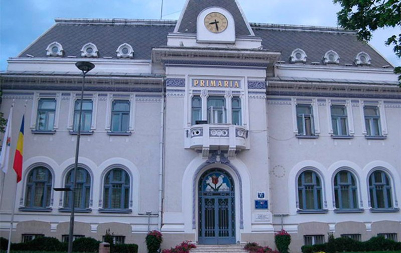 Amenințare falsă cu bombă la Primăria Pitești. Persoana care a alertat autoritățile a cerut bani să nu detoneze presupusul dispozitiv