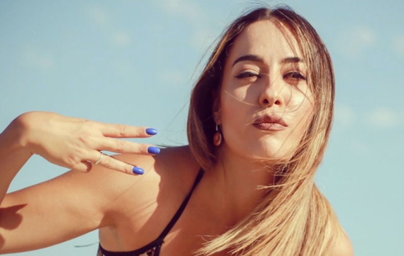 Actrița italiană care a promis să le facă sex oral tuturor bărbaților care au votat și-a suspendat turneul