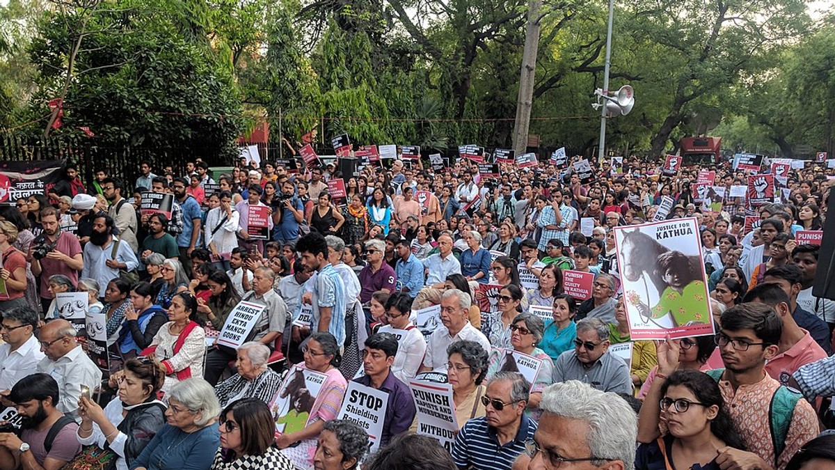 Trei bărbați, condamnați la închisoare pe viață pentru răpirea, violarea și uciderea unei fetițe indiene. Dosarul Kathua