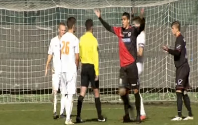 Arbitrul acesta e sigur chior! Cea mai hilară decizie luată anul acesta într-un meci de fotbal! | VIDEO
