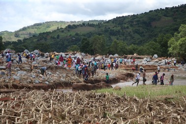 epa07451319 Villagers walk and search for missing relatives in rocks in flowing water after the destruction by Cyclone Idai in Kopa, Chimanimani, 500 kilometers east of the capital Harare, Zimbabwe, 20 March 2019. Zimbabwean President Emmerson Mnangagwa has declared Cyclone Idai a national disaster. Neighbouring countries such Zambia, Namibia, South Africa have offered material help to the affected people. EPA-EFE/AARON UFUMELI