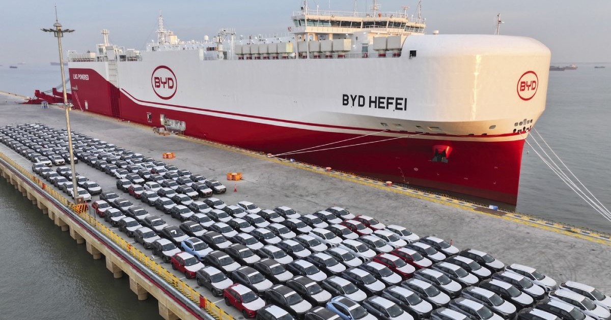 Noi mașini electrice așteaptă să fie încărcate pe nava ro-ro BYD Hefei într-un port din orașul Taicang din provincia Jiangsu din estul Chinei, sâmbătă, 11 ianuarie 2025. Această nouă navă alimentată cu GNL va transporta aproape 5 000 de vehicule cu energie nouă la Zeebrugge, în Belgia.