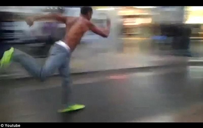 Dacă ar mai trăi, Michael Jackson ar lua LECȚII de la EL! Uite cum sfidează americanul ăsta legile fizicii, reinventând celebrul dans ”Moonwalk”! VIDEO