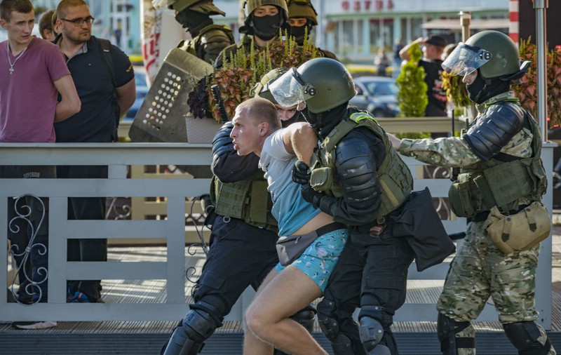 Urmele luptei pentru libertate. Mărturia tânărului protestar Alexei, bătut crunt de gărzile președintelui din Belarus