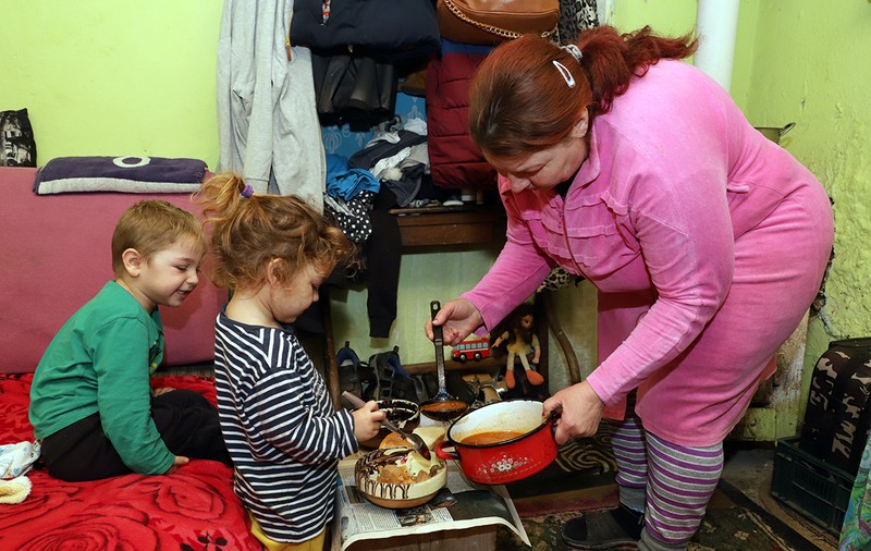 „Parasite” în pădurile României. O familie trăiește într-un grajd și speră că într-o zi își va putea construi o casă doar pentru ea