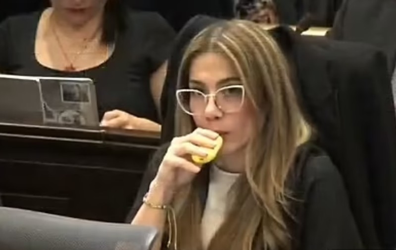 Politiciană din Columbia filmată când trage dintr-o țigară electronică în timpul unei dezbateri despre reformele sănătății