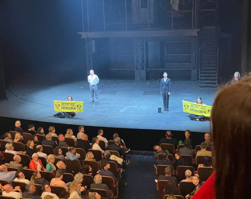 Activiștii pentru climă au intrat în teatrul vienez Burgtheater, în mijlocul piesei Faust de Goethe: „Pentru dreptul la supraviețuire!” | VIDEO