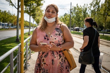 Nicoleta Vișan așteaptă tramvaiul, în apropierea centrului unde locuiește