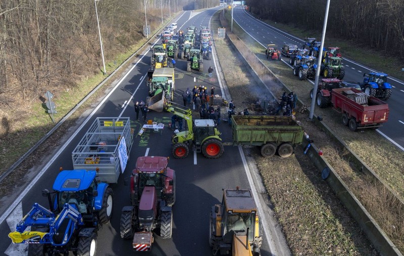 Fermierii belgieni care protestează vor să blocheze drumurile către al doilea port ca mărime al țării