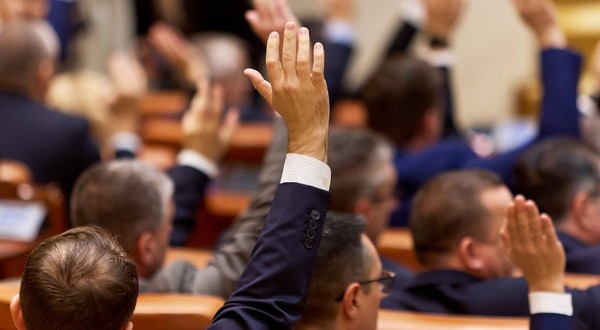 Parlamentari care ridică mâna dreaptă