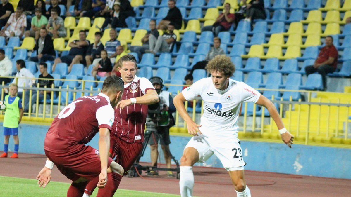 Ciprian Deac (C) si Sergiu Popovici (D) in meciul de fotbal dintre Gaz Metan Medias si CFR Cluj din etapa a III-a a Ligii 1 Betano, disputat pe stadionul Municipal Gaz Metan din Medias, sambata 29 iulie 2017. Macrea Valentin / Sport Pictures