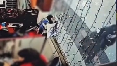 Furt în amiaza mare în București, surprins de camerele video. Hoțul care furase un telefon a fost prins