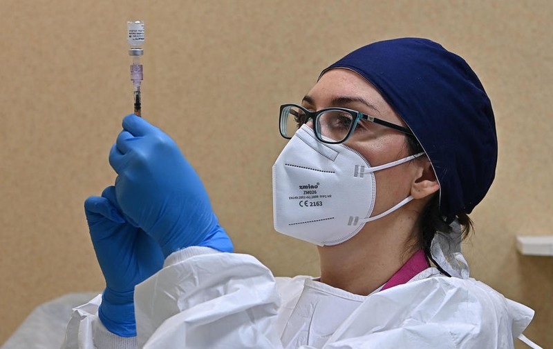 Avertisment asupra cazurilor rare de inflamaţii cardiace, trecut în prospectul vaccinurilor Pfizer şi Moderna în SUA