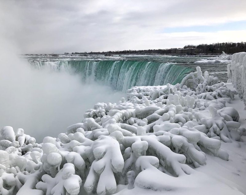 Imagini spectaculoase cu Cascada Niagara înghețată. Vizitatorii spun că ”e ca în castelul Elsei din Frozen”
