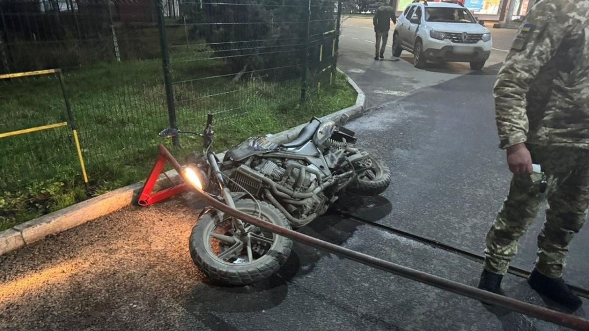 Bărbatul pe motocicletă a fost doborât. Foto Serviciul Grăniceri al Ucrainei